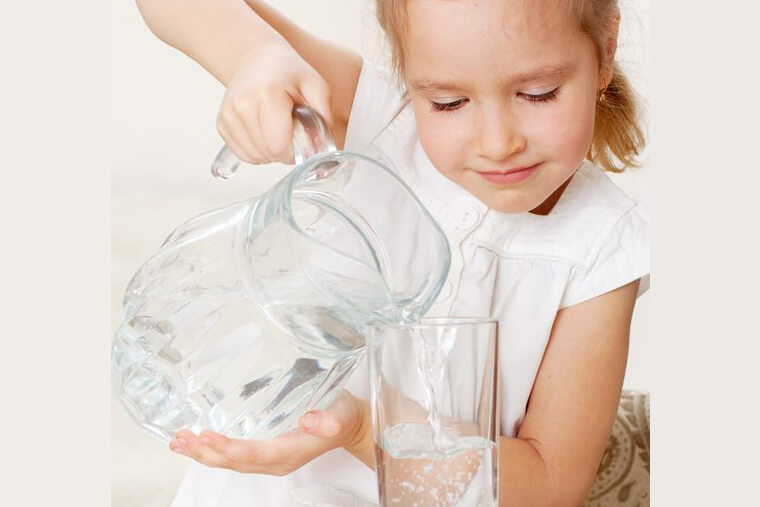 little-girl-with-dry-mouth-pouring-water